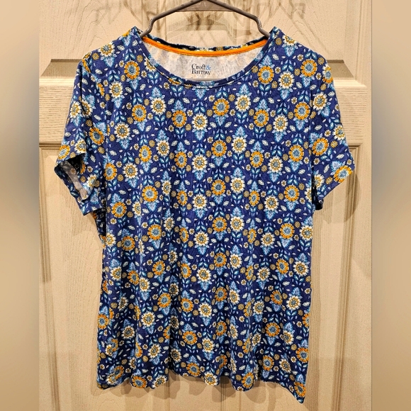 Cute flower Tshirt 🌼 - Picture 1 of 3